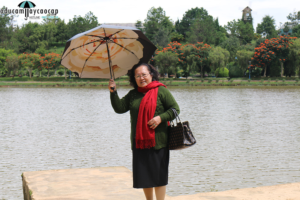 Khách Hàng Nguyen Nguyen cùng với ô dù cầm tay cao cấp tại Đà Lạt Khách Hàng Nguyen Nguyen cùng với ô dù cầm tay cao cấp tại Đà Lạt